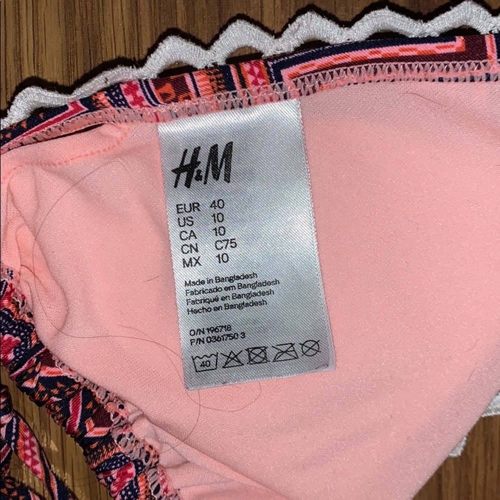 H&M Triangle Patterned Bikini Top - Picture 3 of 3